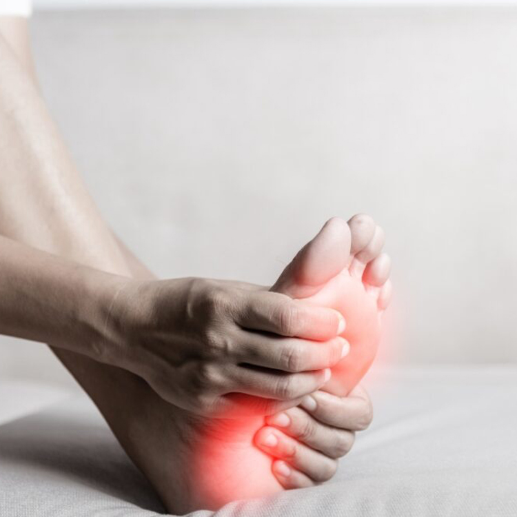 چه کفشهایی باعث داغی کف پا میشوند؟