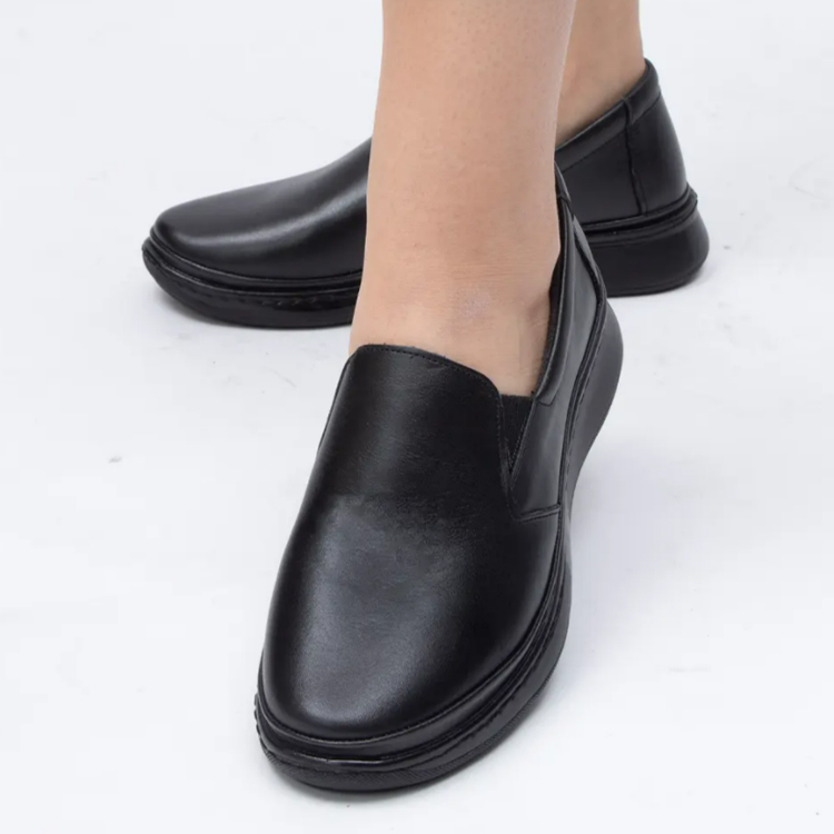 استفاده از کفشهای قابل تنفس با جنس مناسب